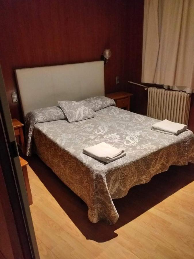 Hostal Porta De Nuria Ribes De Freser Eksteriør billede
